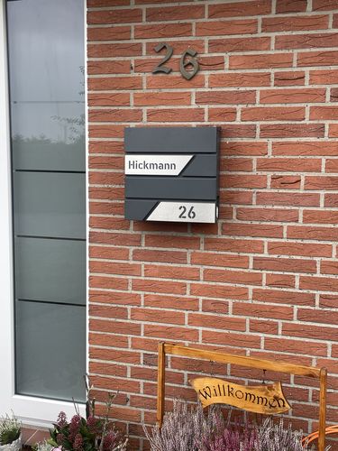 Customer photo review of AlbersDesign Briefkasten B1 anthrazit (RAL7016) personalisiert mit Edelstahl-Schildern
