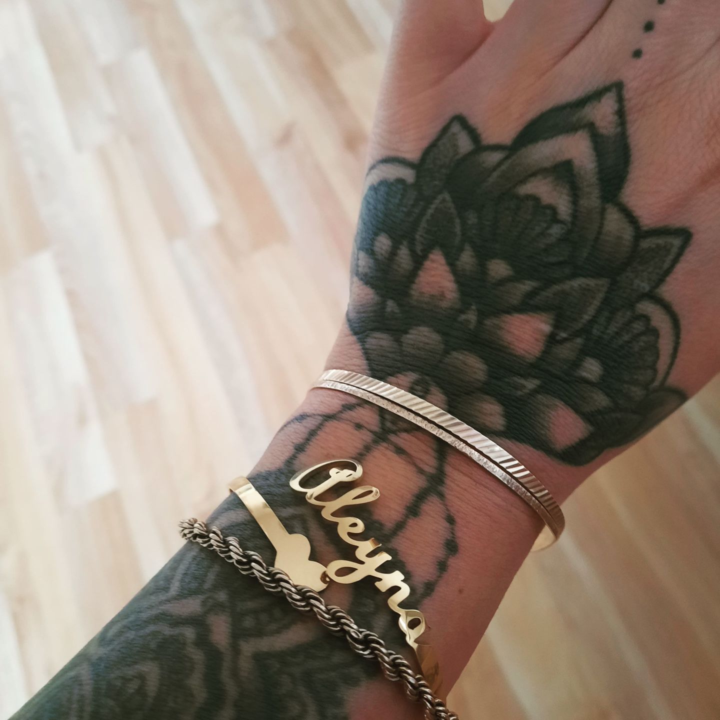 Customer photo review of LOANYA Armreif mit personalisiertem Namen