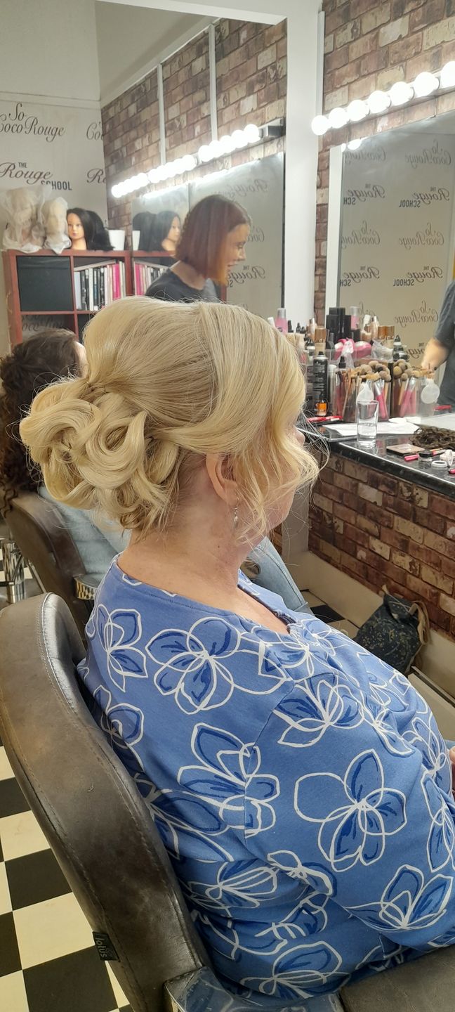 Customer photo review of 18" Seamless Five Piece Clip-in Human Hair Extension (105g)