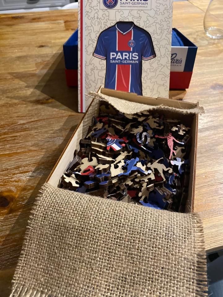 Customer photo review of Maillot PSG® - Puzzle Officiel en Bois