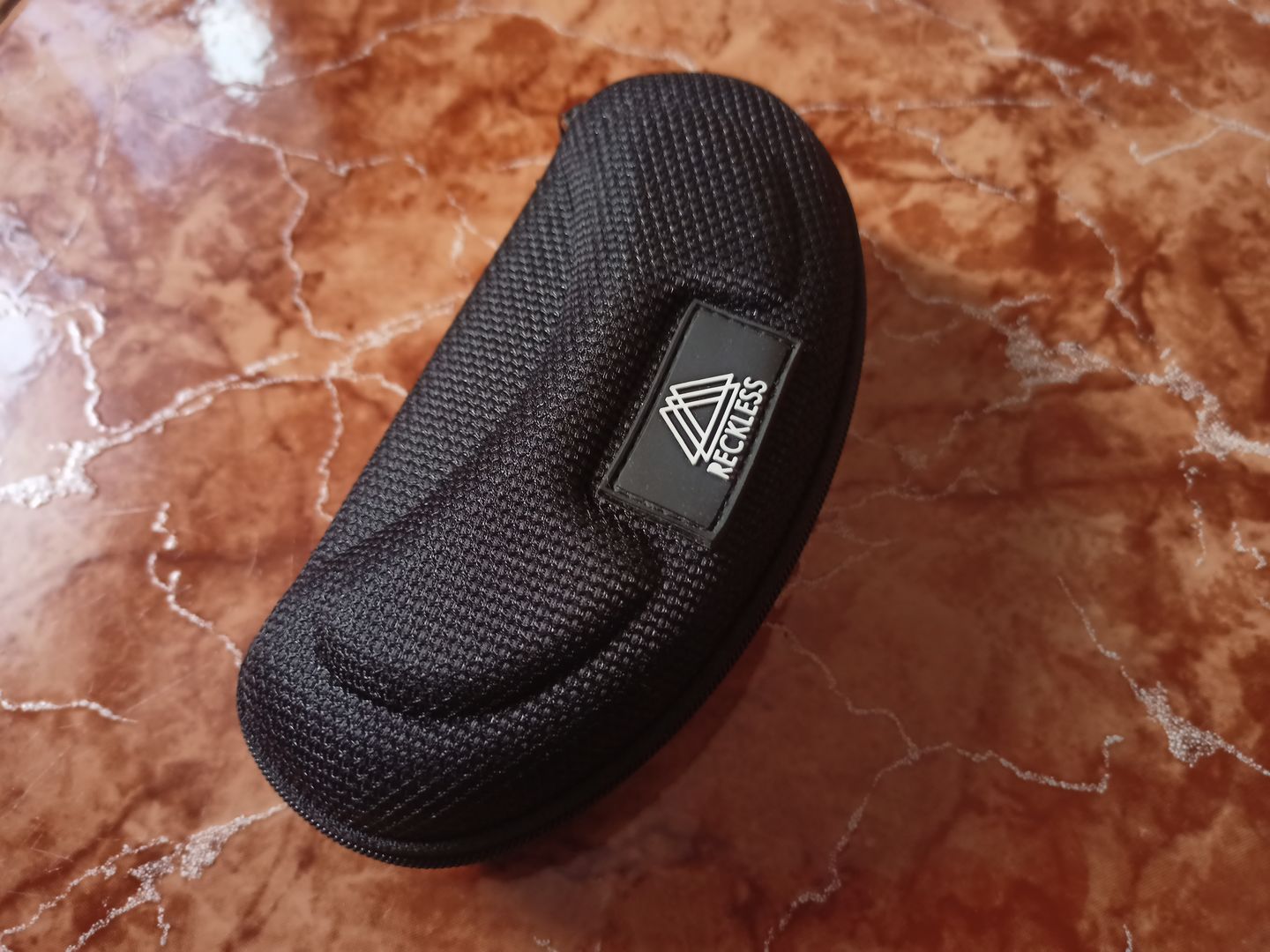 Customer photo review of Estuche de lentes de sol Reckless
