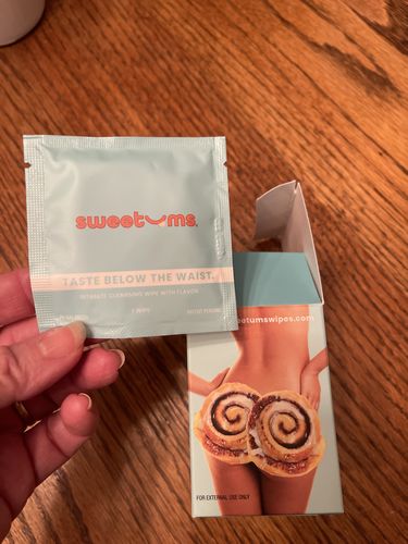 Customer photo review of Cinnamon Bun Flavored Wipes Box of 10