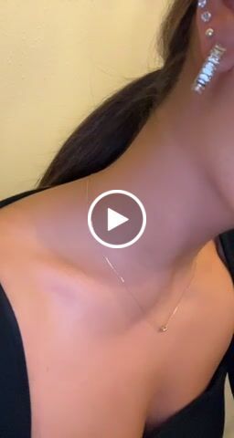 Customer video review of Icy Baguette Ohrstecker | 18K vergoldet