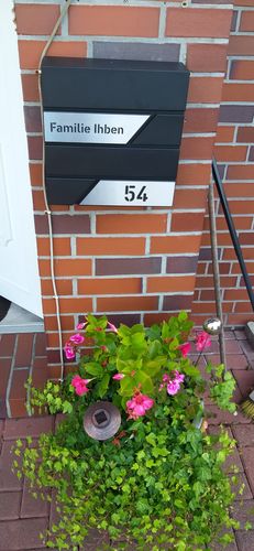 Customer photo review of AlbersDesign Briefkasten B1 schwarz (RAL9005) personalisiert mit Edelstahl-Schildern