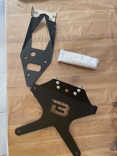 Customer photo review of SUPPORT DE PLAQUE Triumph Street Triple