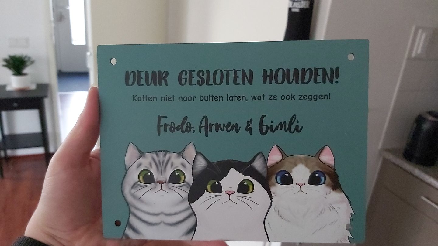 Customer photo review of Nieuwsgierige katten - Gepersonaliseerde deurbord