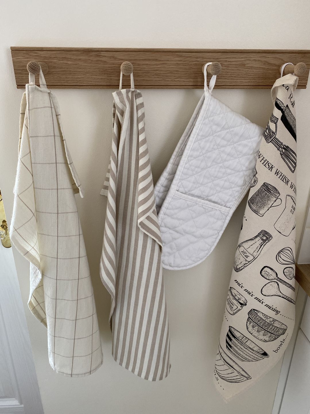 Customer photo review of Oak Shaker Peg Rail