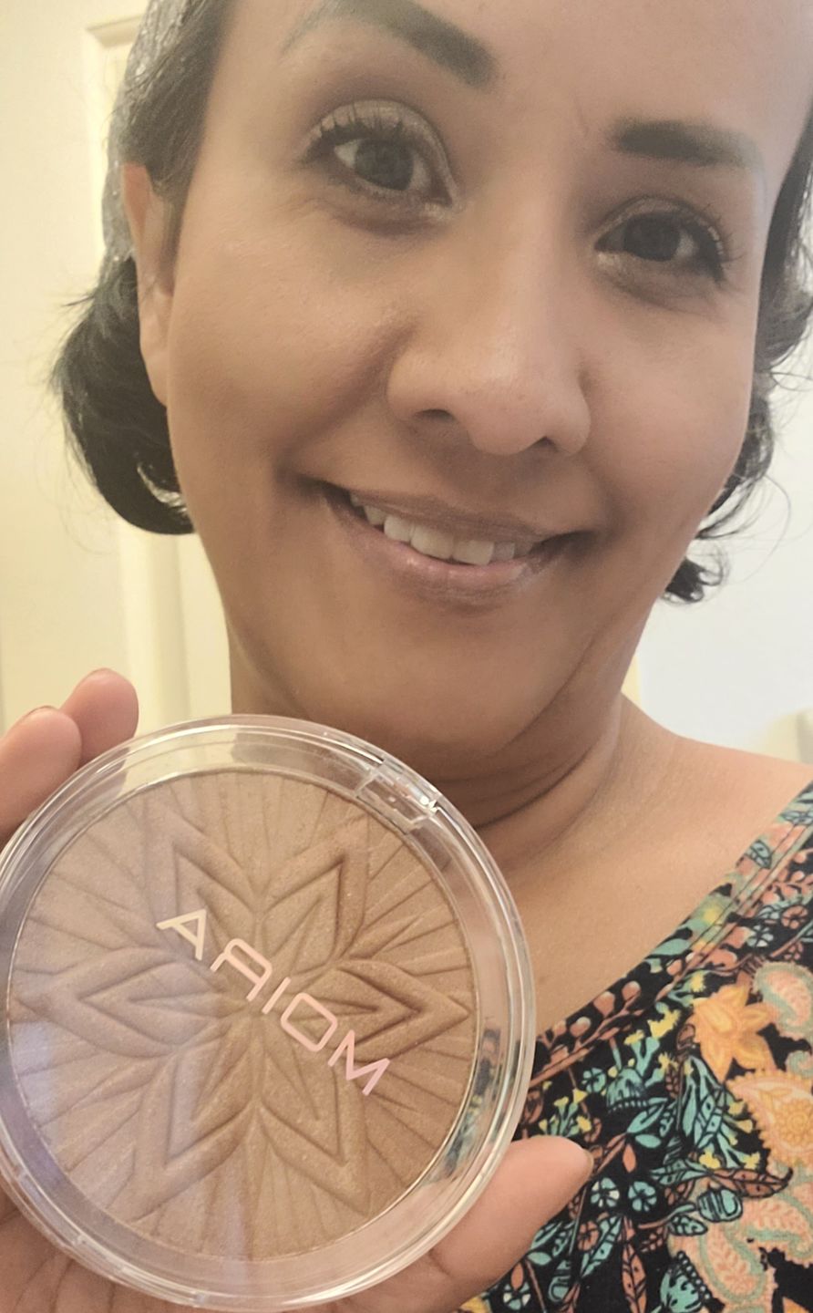 Customer photo review of Sun Glow Face & Body Bronzer (002, Golden Glow)