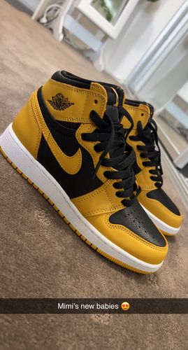 Customer photo review of Nike Air Jordan 1 Retro High OG 'Pollen' Women's (GS)