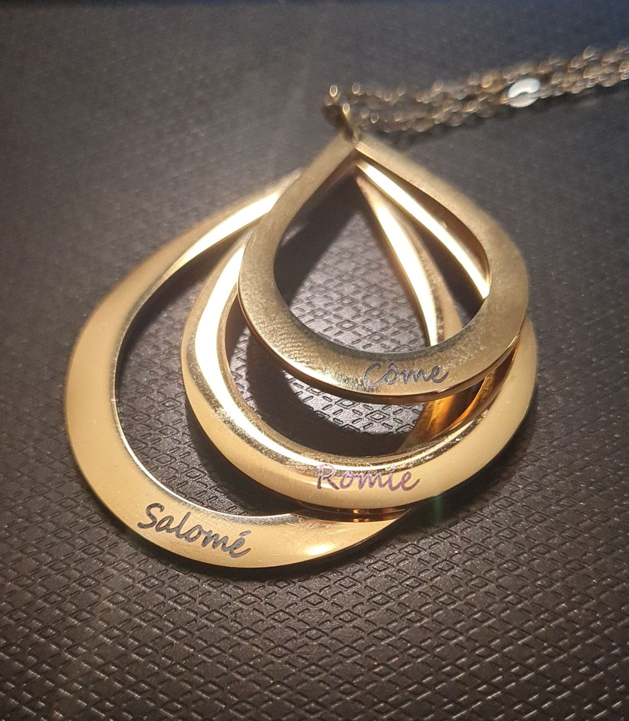 Customer photo review of [NOUVEAU] Collier 3 gouttes d'eau à personnaliser