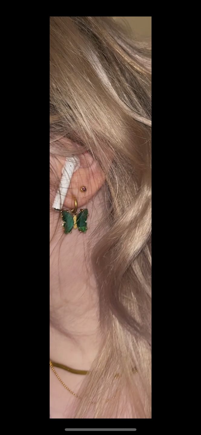 Customer photo review of Butterfly Ohrringe | 18K vergoldet