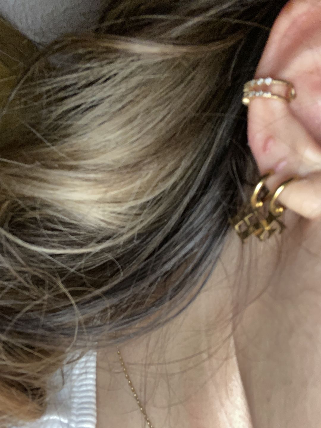Customer photo review of Simple Letter Ohrring | 18K vergoldet