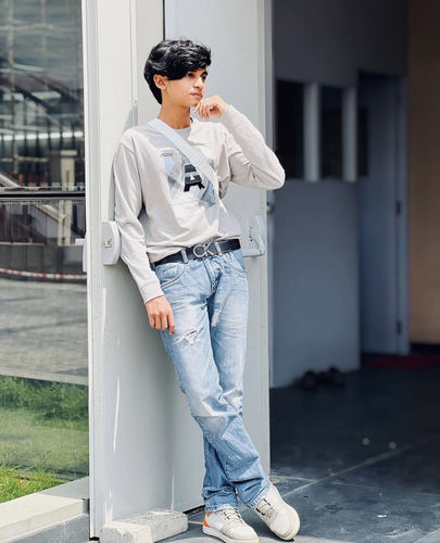 Customer photo review of Avenue Grey Point Full Sleeve T-shirt