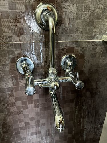 Customer photo review of Ecofriendly Limescale Remover/Descaler for taps, Hard Water Stains,  Showers ,faucets & bathroom Tiles-500ml