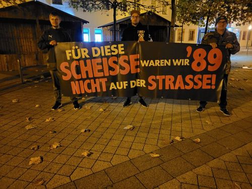 Customer photo review of BANNER / PVC-PLANE extralang 3m x 1m • 1989: FÜR DIESE SCHEISSE