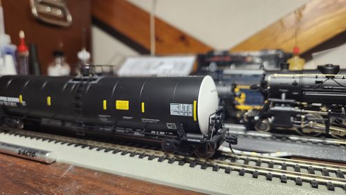 Customer photo review of WalthersMainline 910-1261  Trinity 25,000-Gallon Tank Car - Ready to Run -- PBF Holding Co. DPRX #255989 (black, white, yellow conspicuity stripes), HO