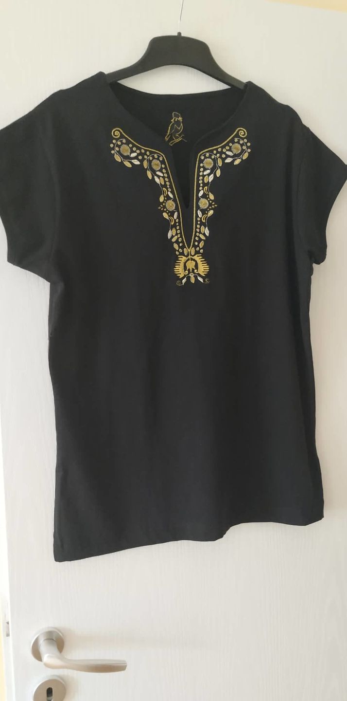 Customer photo review of Дамска тениска с V-деколте бродирана със "златна" шевица "Плодородие"