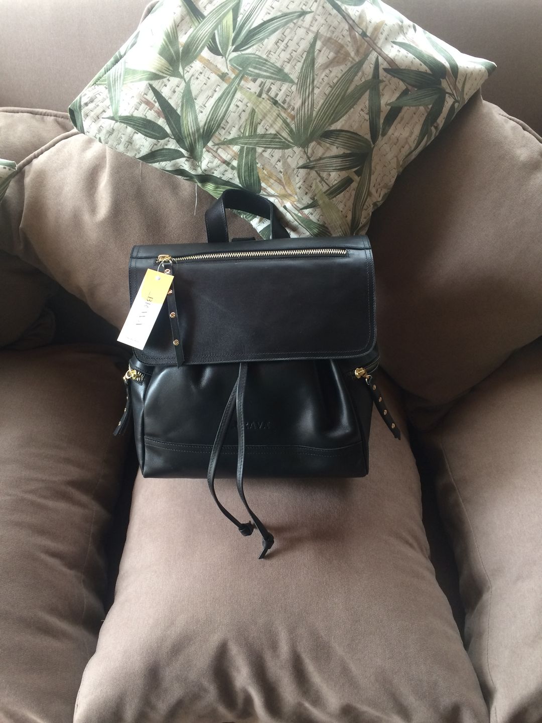 Customer photo review of Mochila de cuero modelo EVA Negro