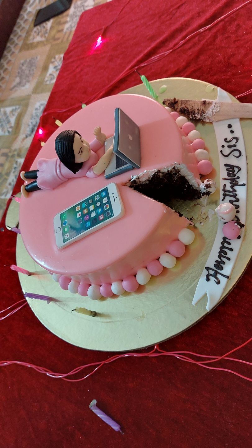 Customer photo review of Workaholic Girl Theme Cake