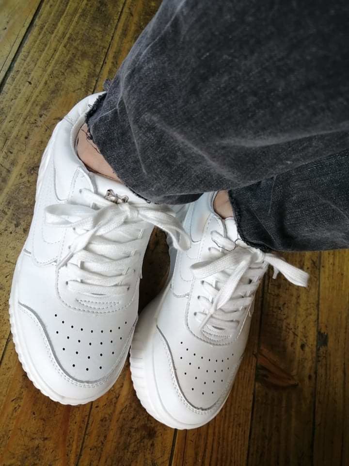 Customer photo review of ZAPATILLA BLANCA CUERO 13142