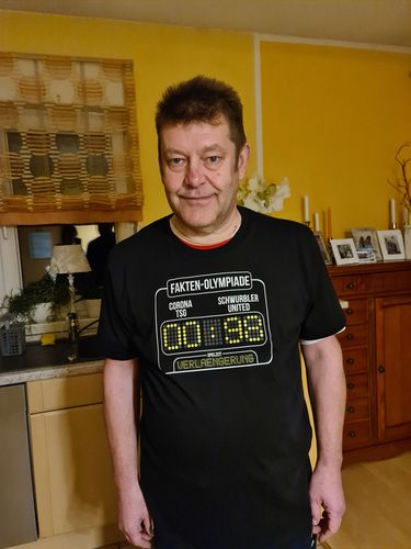 Customer photo review of SPASSKULTUR PREMIUM SHIRT BUBEN • FAKTEN-OLYMPIADE: SCHWURBLER UNITED VS. CORONA TSG