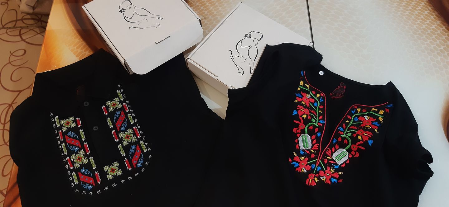 Customer photo review of Дамска тениска с V-деколте бродирана с шевица "Дърво на живота"