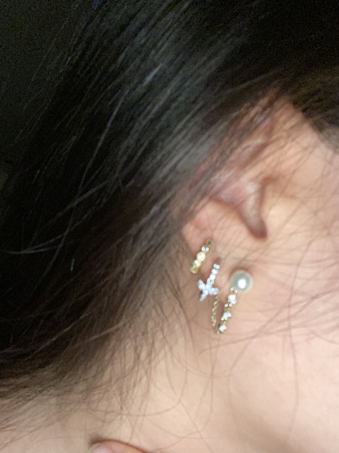 Customer photo review of Lotus Pave Huggie Ohrringe 14K vergoldet