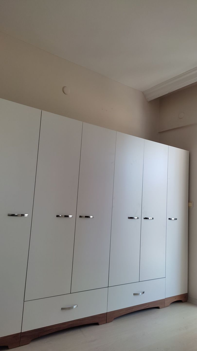 Customer photo review of Rani F4 Geniş Gardırop Elbise Dolabı 6 Kapaklı 2 Çekmeceli 12 Raflı 2 Askılı Tek Modül Minyatür Ceviz - Beyaz