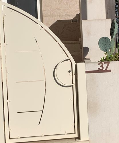 Customer photo review of Numero civico sagomato modello Line 01 Acrilico