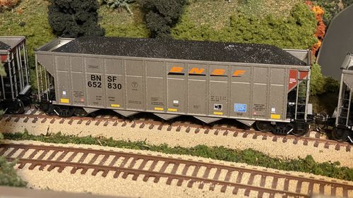 Customer photo review of Rapido HO AutoFlood III RD Coal Hopper: BNSF Wedge scheme, Detail Variations: Single Car - random car #
