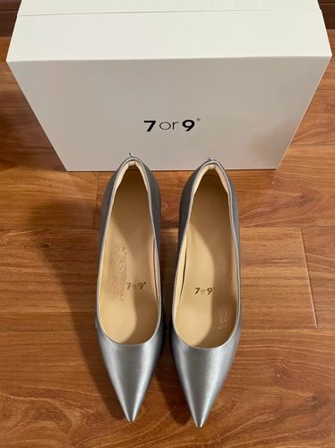 Customer photo review of 7OR9 AIR-TOUCH FOAM 9CM Grey HEELS - Flower Shadow