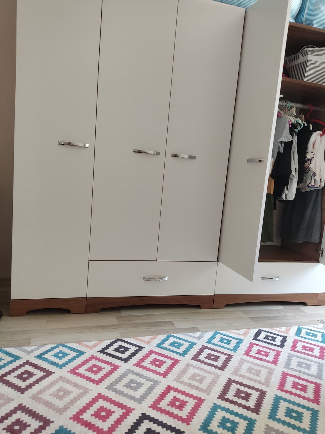 Customer photo review of Rani F4 Geniş Gardırop Elbise Dolabı 6 Kapaklı 2 Çekmeceli 12 Raflı 2 Askılı Tek Modül Minyatür Ceviz - Beyaz