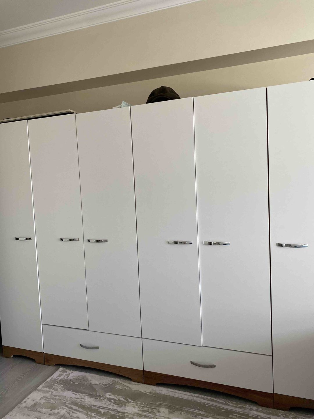 Customer photo review of Rani F4 Geniş Gardırop Elbise Dolabı 6 Kapaklı 2 Çekmeceli 12 Raflı 2 Askılı Tek Modül Minyatür Ceviz - Beyaz
