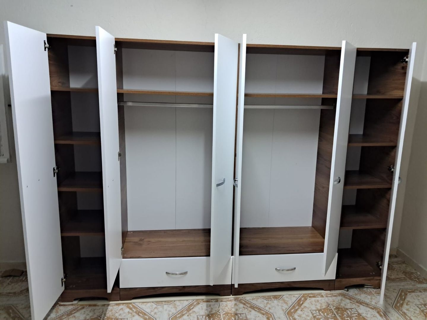 Customer photo review of Rani F4 Geniş Gardırop Elbise Dolabı 6 Kapaklı 2 Çekmeceli 12 Raflı 2 Askılı Tek Modül Minyatür Ceviz - Beyaz