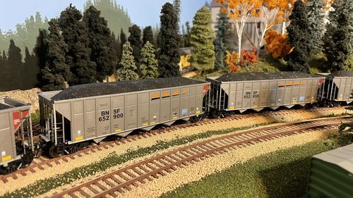 Customer photo review of Rapido HO AutoFlood III RD Coal Hopper: BNSF Wedge scheme, Detail Variations: 6-pack includes the following numbers, all individually packaged: #652830 #652855 #652884 #652900 #652921 #652954
