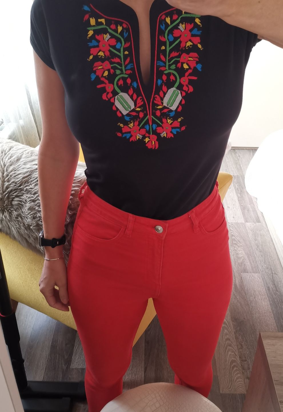 Customer photo review of Дамска тениска с V-деколте бродирана с шевица "Дърво на живота"