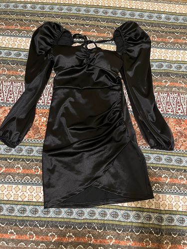 Customer photo review of Abito in raso elasticizzato manica lunga spalle gigot con coppe