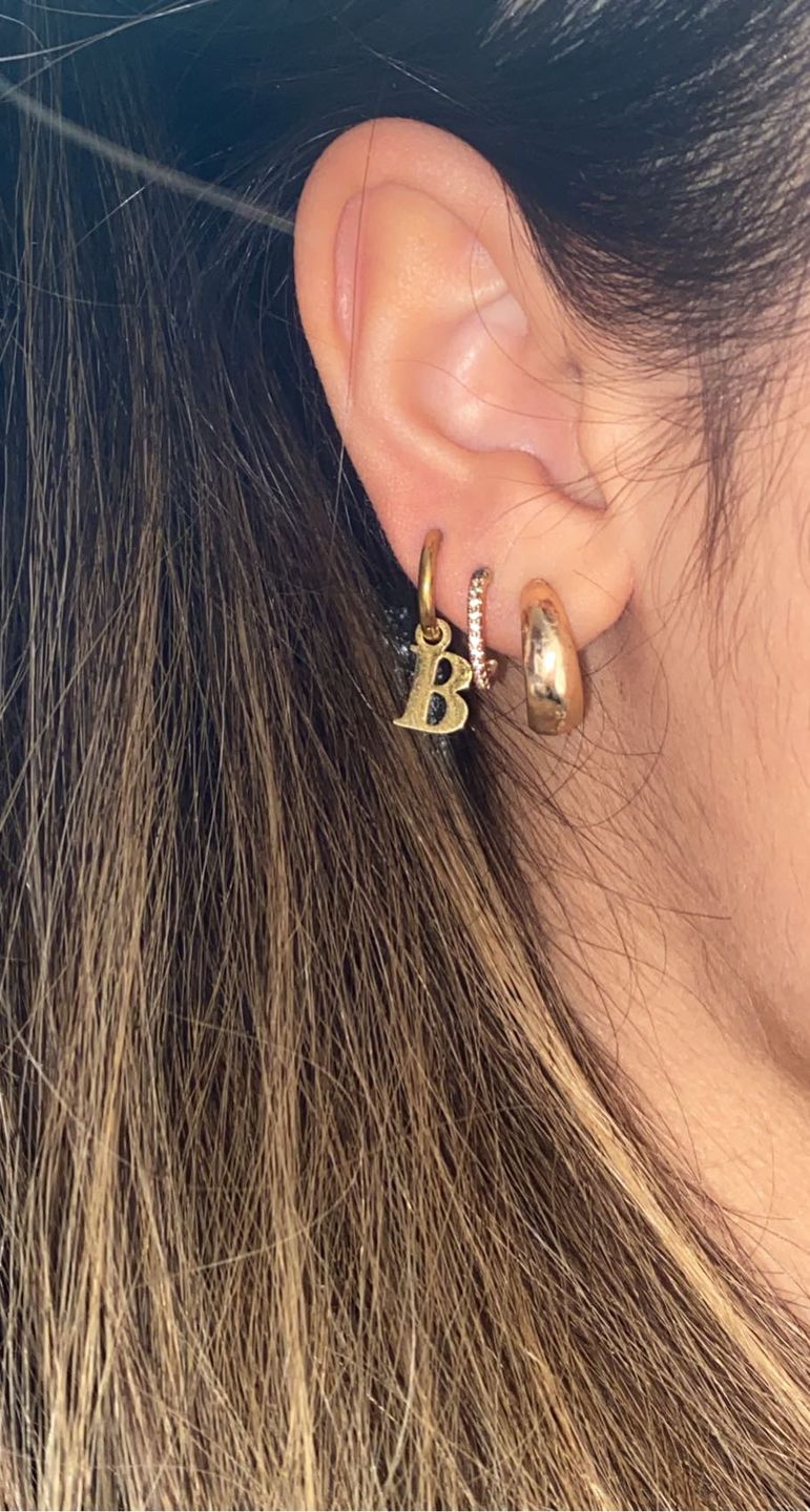 Customer photo review of Simple Letter Ohrring | 18K vergoldet