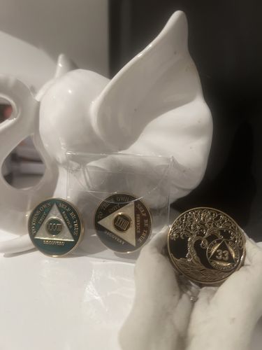 Customer photo review of 33 Year Sobriety Mint Twisted Tree of Life Gold Plated AA Recovery Medallion - Thirty-Three Year Chip/Coin - Black
