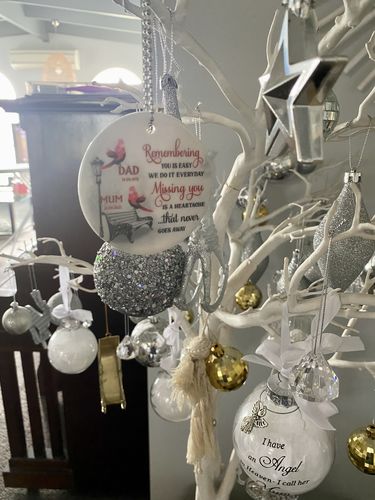 Customer photo review of Cardinals Winter Memorial Personalized Circle Ornament