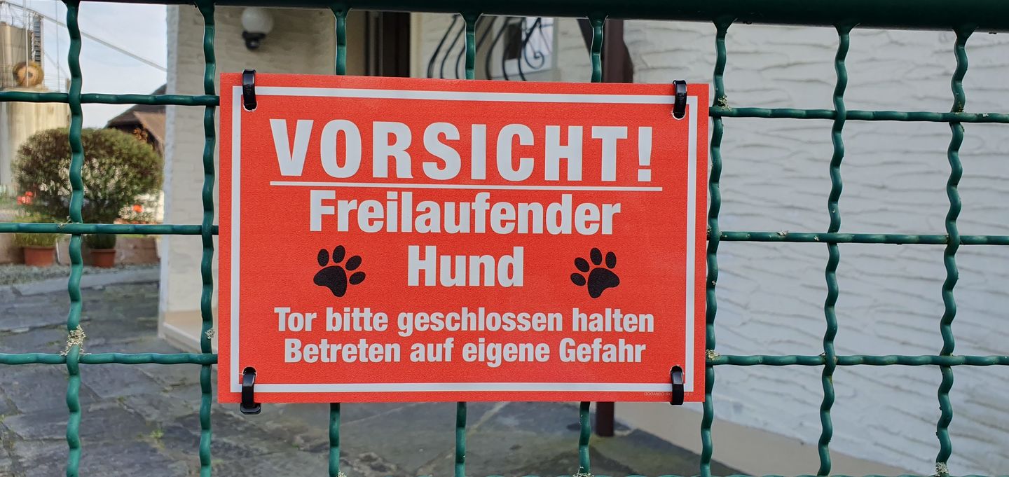 Customer photo review of Hundeschild oder Aufkleber, Vorsicht! Freilaufender Hund - Tor Bitte Geschlossen Halten - Betreten Auf Eigene Gefahr, aus Alu-Verbund oder Selbstklebefolie mit UV-Schutz