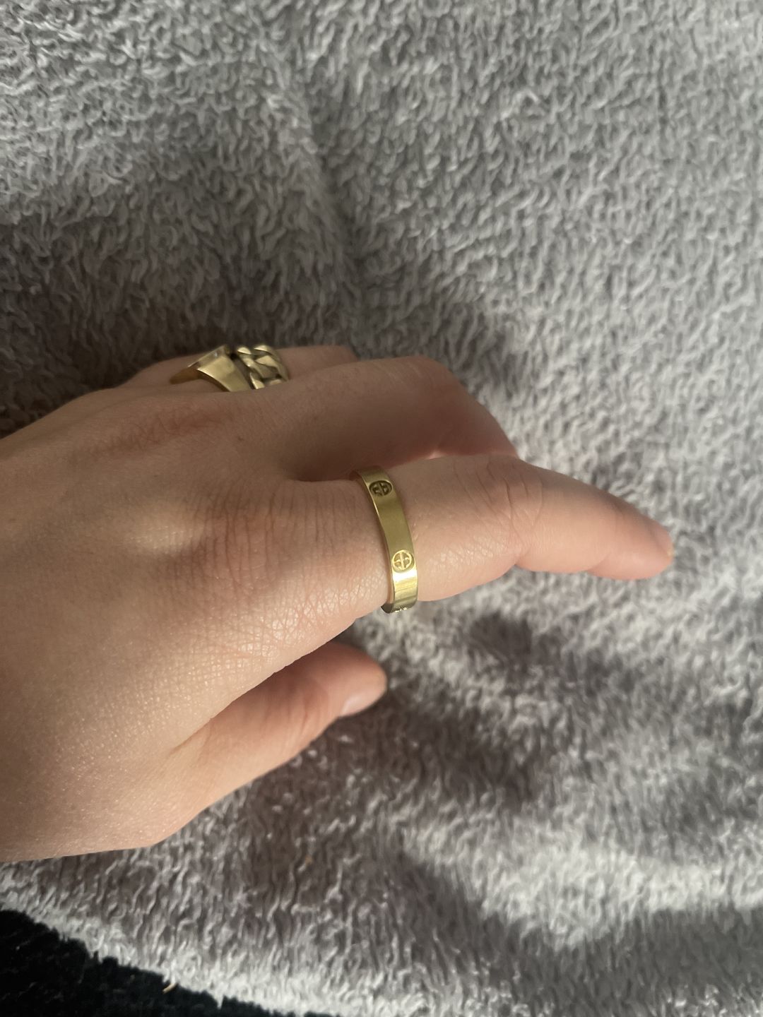Customer photo review of Crossed Arianna Ring | 18K vergoldet