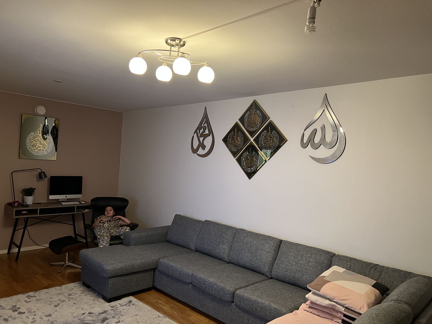 Customer photo review of Set of Glass Ayatul Kursi, Surah Al Ikhlas - Al Falaq - An Nas Tempered Glass Decor Islamic Wall Art