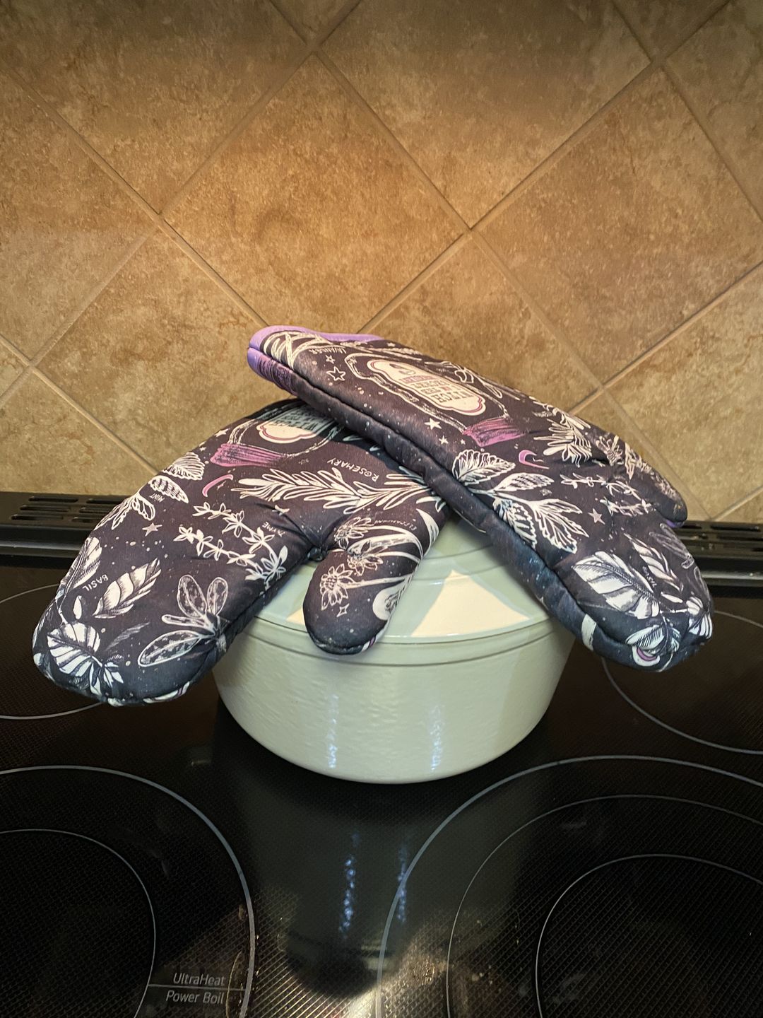 Customer photo review of Kitchen Witch Oven Mitt Set
