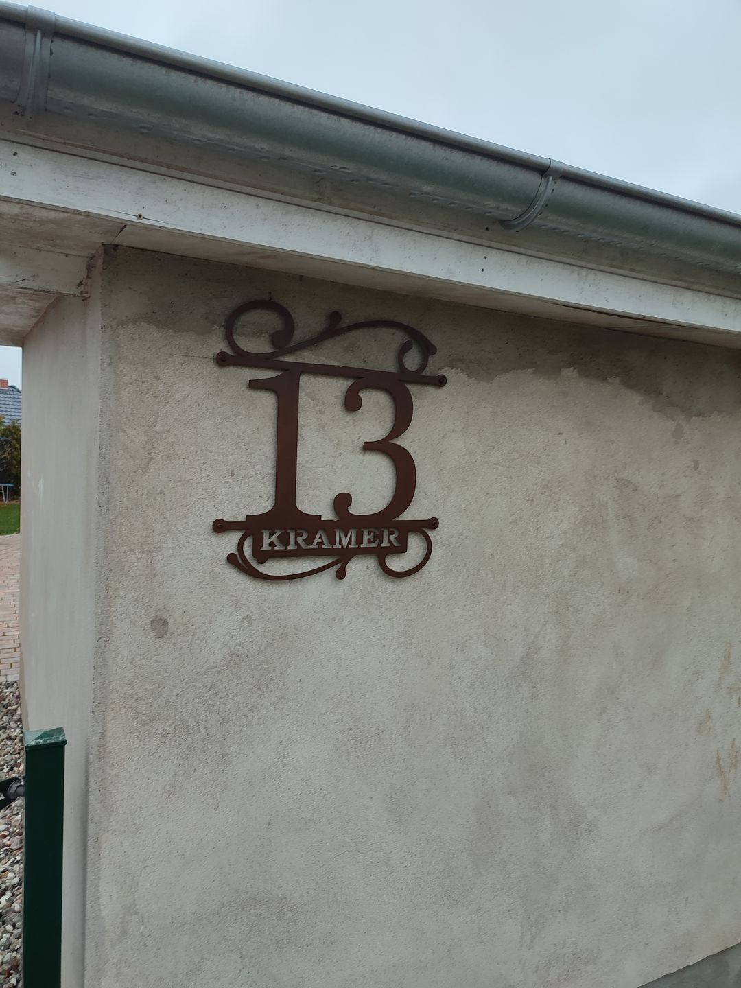Customer photo review of Hausnummer Türschild mit Ornament und Familiennamen aus edlem Stahl