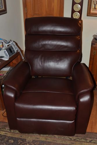 Customer photo of the Irene House 9188 lift recliner at home
