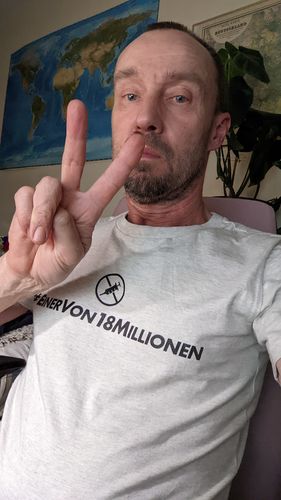 Customer photo review of ORGANIC SHIRT BUBEN • EINER VON 18 MILLIONEN - HELL