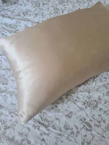 Customer photo review of Champagne Gold 22 Momme Mulberry Silk Pillowcase