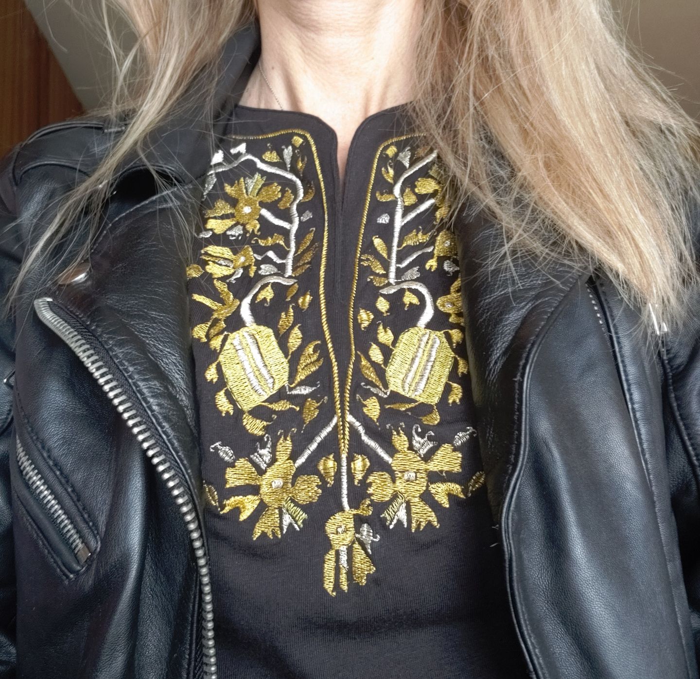 Customer photo review of Дамска тениска с V-деколте бродирана със "златна" шевица "Дърво на живота"