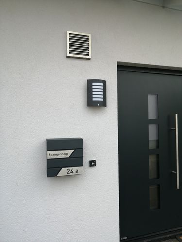 Customer photo review of AlbersDesign Briefkasten B1 anthrazit (RAL7016) personalisiert mit Edelstahl-Schildern